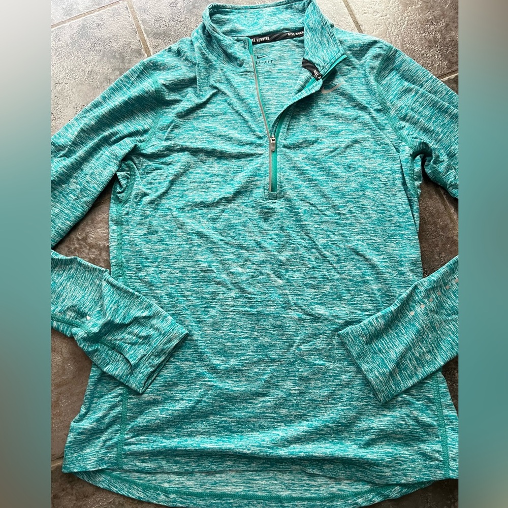 Women’s size S-Nike pullover. Great condition.